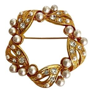 AAi Brooch, Signed, Classic Round 1" Gold w/Pearls and Rhinestones in Swirls.
